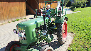 Traktorfahren für Groß und Klein beim Bauernhofurlaub in Bayern